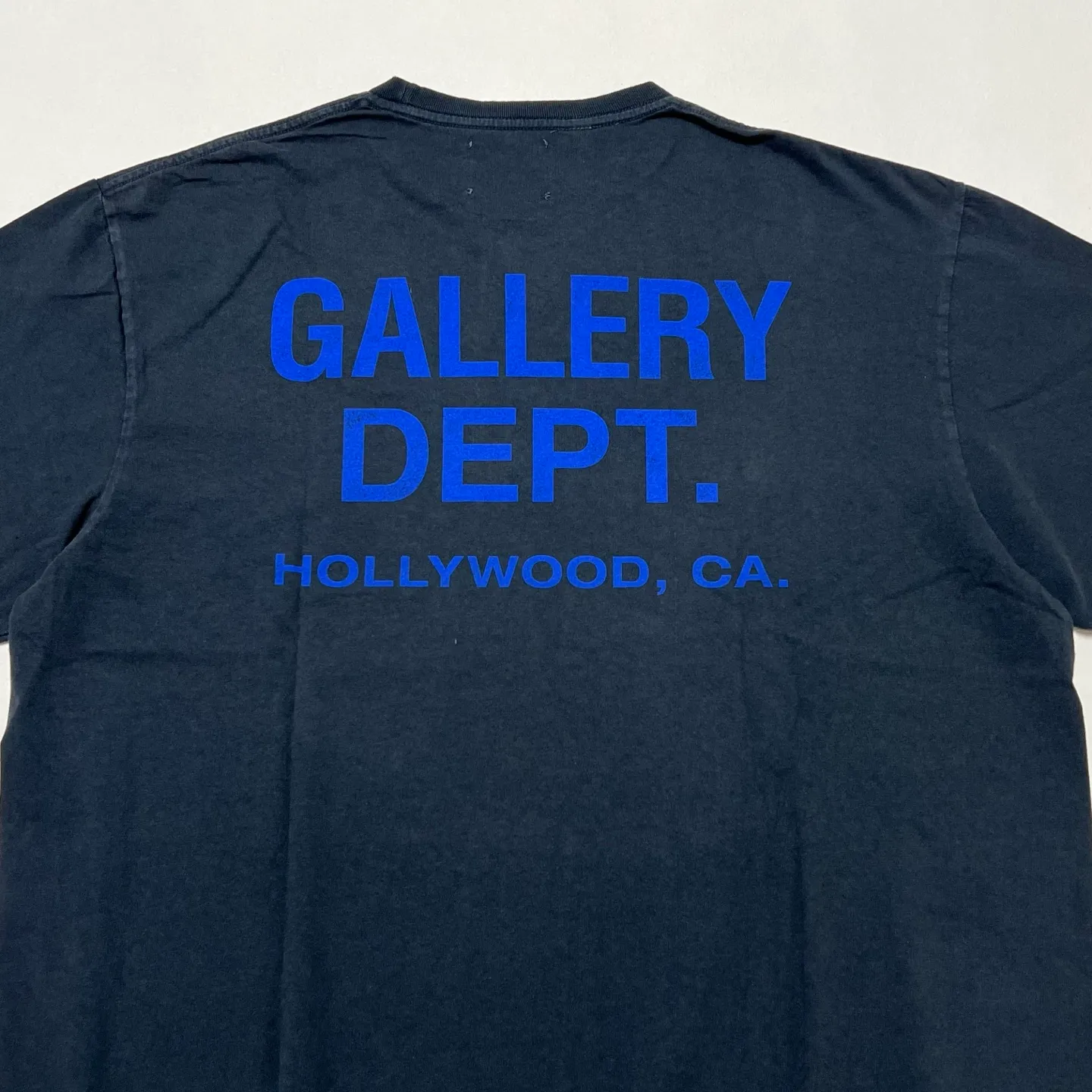 GALLERY DEPT. SOUVENIR TEE/WASHED BLACK Blue English LOGO short-sleeved Hollywood limited English TEE Washed black S-XL Assute garments dyed Re-washed and distressed Cylindrical fabric without side seams Non-open version Original development Complete accessories/matching Details in place